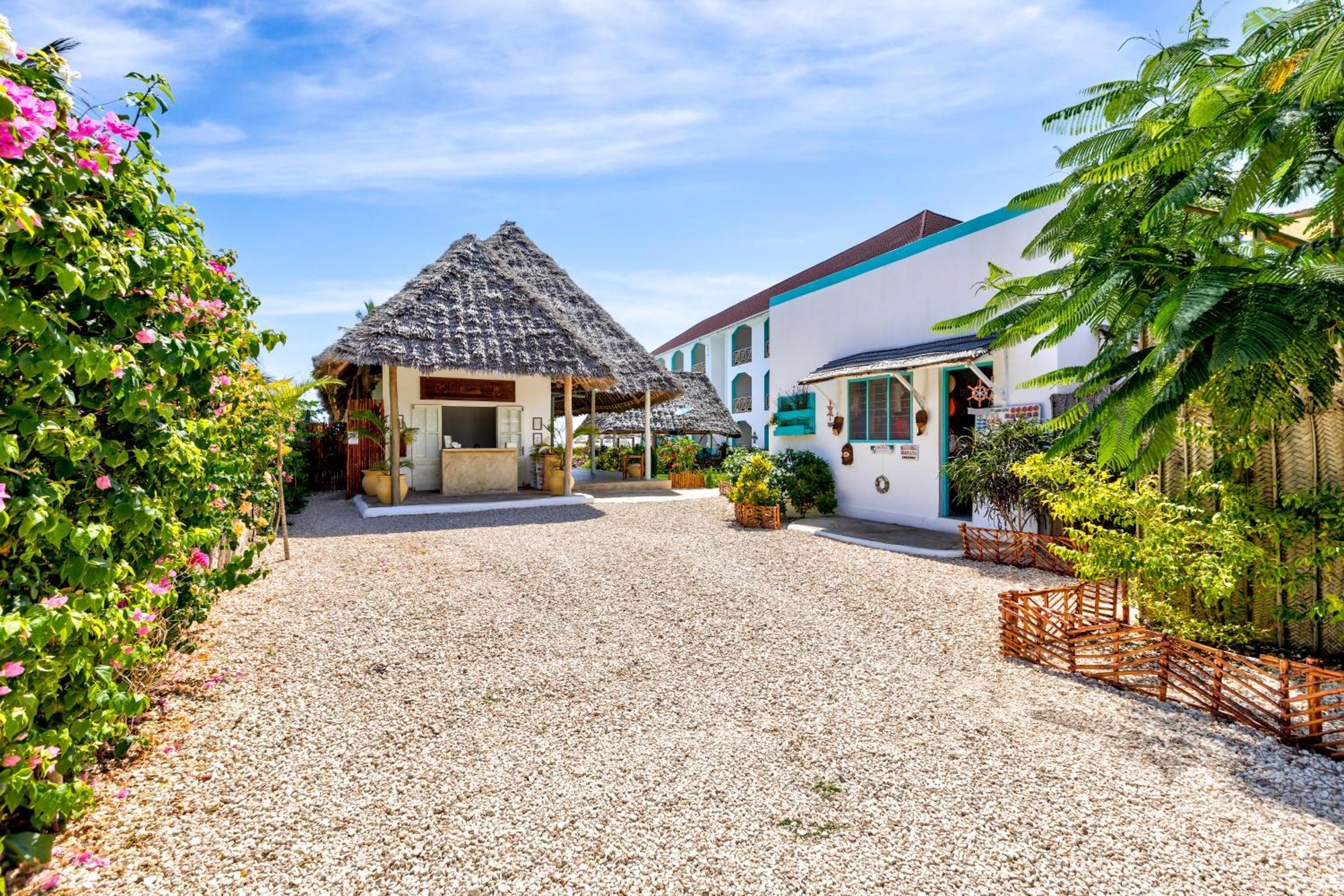 Ahg Sun Bay Mlilile Beach Hotel 마템웨 외부 사진